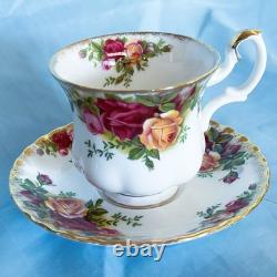 Beautiful Royal Albert Old Country Roses Demitasse Cups and Saucers. Set Of 4
